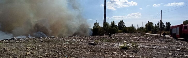 Київ затягнуло димом через пожежу на сміттєзвалищі на Дарниці (ФОТО)