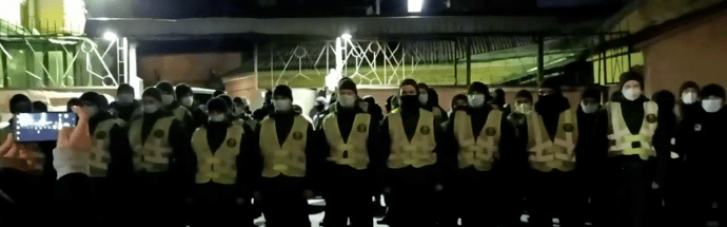 Силовики подрались с митингующими у райотдела, где удерживали задержанного на Банковой (ВИДЕО)