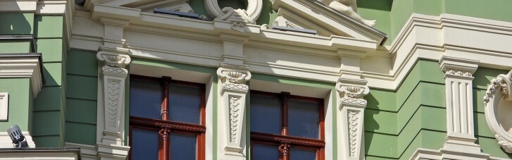 В Одессе у статуи на фасаде отреставрированного за 150 млн дома отвалилось лицо, за которым скрывалась бутылка