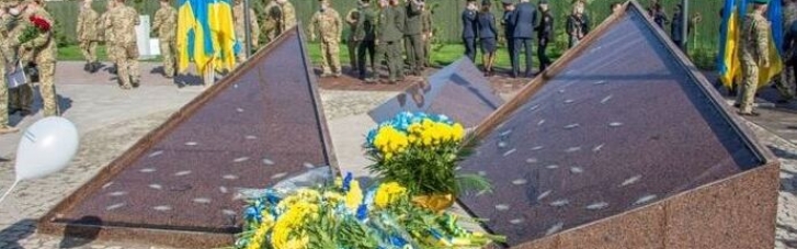В окупованому Маріуполі росіяни руйнують меморіал захисникам