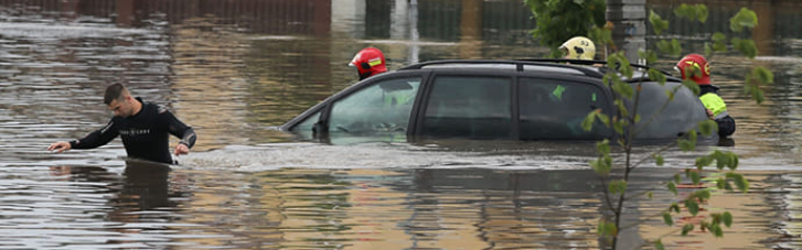 Злива у Мінську: затоплені вулиці та авто, люди по груди у воді (ФОТО, ВІДЕО)