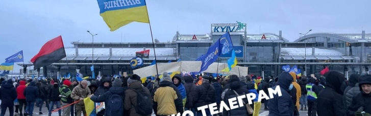 Возвращение Порошенко в Киев: в "Жулянах" уже собрались более тысячи сторонников экс-президента (ФОТО)