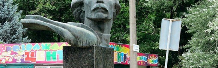 Слідом за Катериною: в Одесі демонтують пам'ятник Горькому