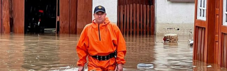На Прикарпатті через сильні зливи затопило села: рятувальники евакуюють людей (ФОТО)