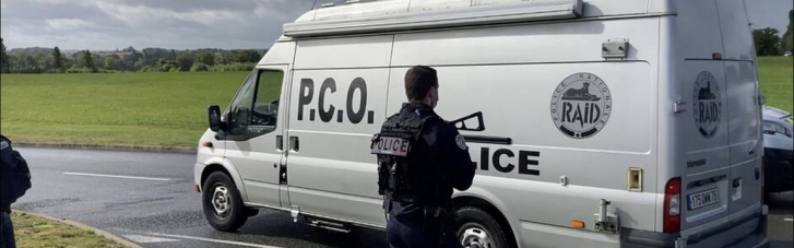 Во Франции заключенный взял в заложники двух тюремщиков