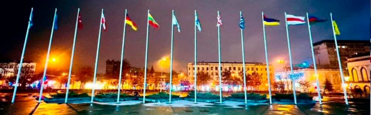 Возле мэрии Днепра подняли бело-красно-белый флаг: Беларусь направила Украине ноту протеста