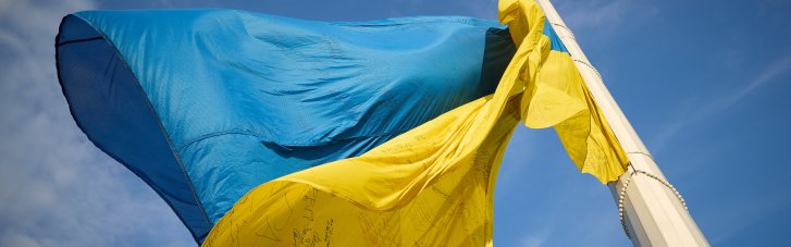 "Флаг Украины — это наша сила, источник воли и несокрушимости духа": Зеленский поднял в Киеве особый стяг (ВИДЕО)