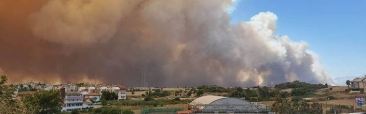 В Анталії вирує лісова пожежа: є постраждалі, почалася евакуація населення