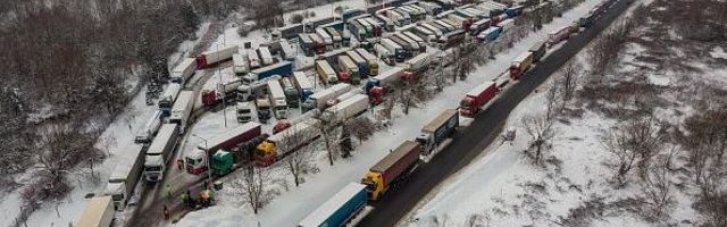 Заблокований проїзд: Понад дві тисячі фур простоюють у черзі на трьох напрямках польсько-українського кордону