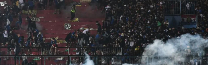 Тиснява та сльозогінний газ: на футболі в Індонезії загинуло 129 людей (ВІДЕО)