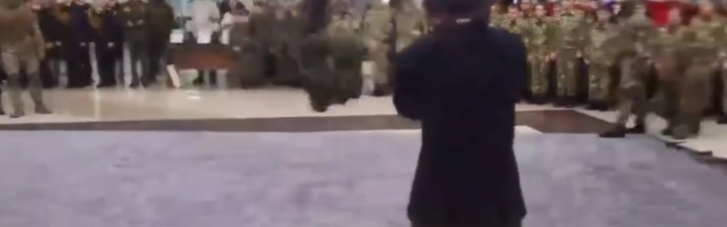 Наступають на килим: Стерненко поділився кумедним відео з показового виступу білоруських вояк