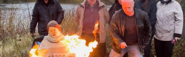 Экологические активисты сожгли чучело депутата Киевсовета