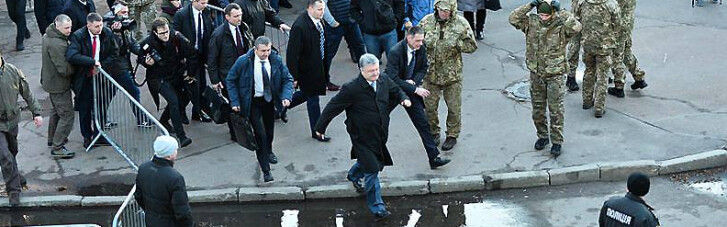 Фото, на котором Порошенко якобы убегает от людей в Житомире, оказалось фейком