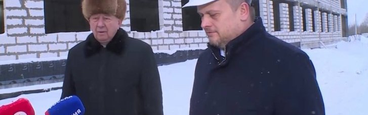 Каска на норковой шапке: российский губернатор вышел на люди с мужчиной в странном наряде (ФОТО)