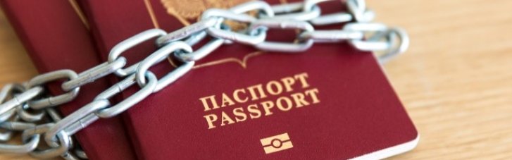 Російським урядовцям заборонили вільний виїзд за кордон: в деяких забирають паспорти