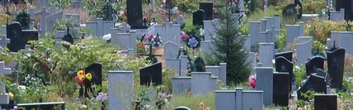 Навещала могилу мужа на кладбище: в Киевской области в результате обстрелов погибла женщина