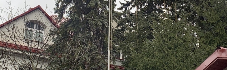 Російські дипломати у Львові зняли прапор із консульства та щось спалили