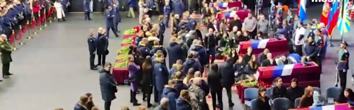 Гибель Ил-76: в России провели пафосную церемонию прощания с экипажем (ВИДЕО)