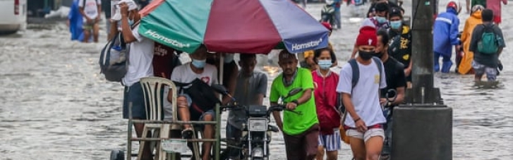 На Филиппинах из-за сильного наводнения эвакуировали 15 тысяч человек (ФОТО)
