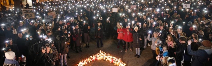 Поляки вышли на массовые протесты из-за смерти беременной женщины, которой запретили делать аборт (ФОТО)
