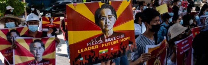 В Мьянме во время разгона мирного протеста погибли два человека