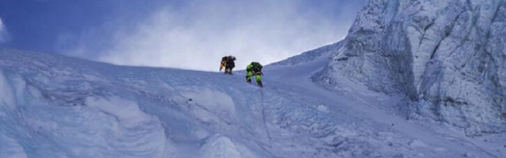 Українці на Евересті. Навіщо альпіністи б'ються, щоб потрапити в "летальну зону"