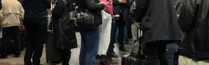 Поездка депутатов в Трускавец началась со скандала: Журналистов выгнали из вагона со "слугами"