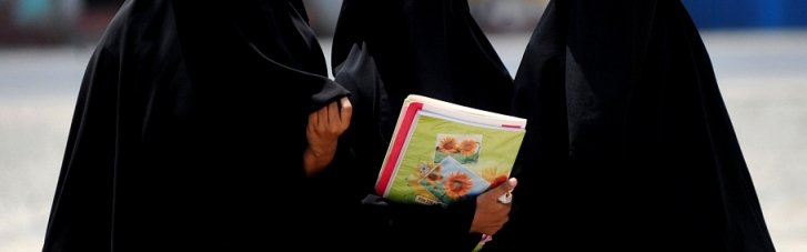 "Ви не маєте визначати релігію учнів, просто дивлячись на них": Франція заборонить мусульманські сукні абая в школах