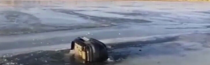 У Росії сім'я з трьома дітьми потонула, провалившись під лід на машині (ВІДЕО)