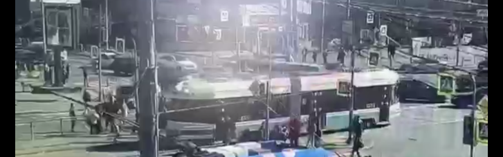 "Русодав": В Питере "умный" трамвай въехал в толпу пешеходов (ВИДЕО)