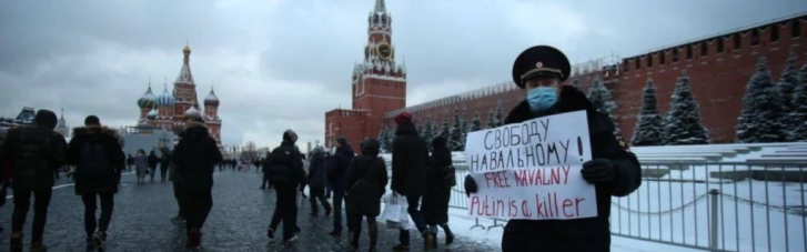 "Путин убийца": В Москве бывший полицейский вышел на Красную площадь с красноречивым плакатом