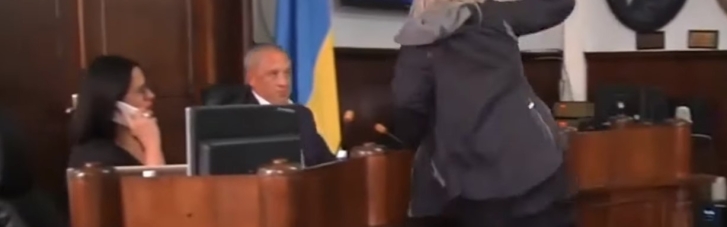 В Черновцах женщина пыталась избить мэра на сессии горсовета