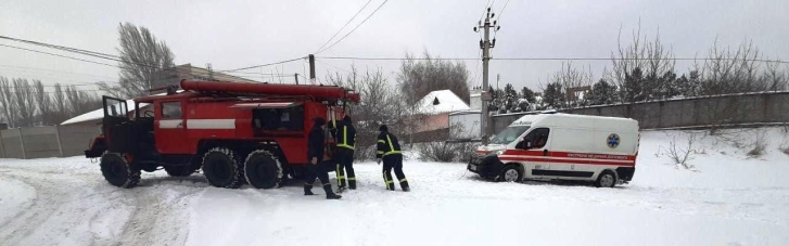 Непогода в Украине: спасатели вытащили из снежных заносов полторы сотни авто (ФОТО)