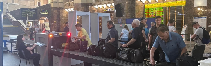 На київському вокзалі встановили металошукачі для перевірки пасажирів і багажу (ФОТО)