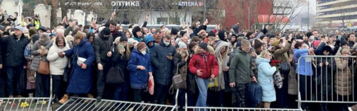 В России начали репрессировать тех, кто пришел на похороны Навального