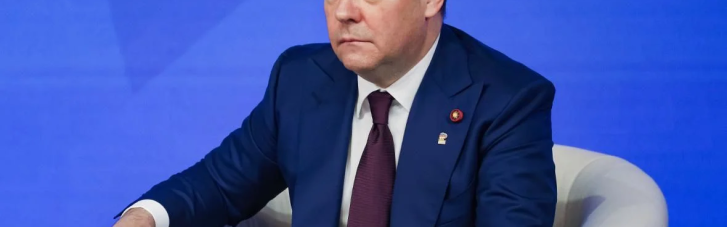 "Ненавистник" Запада Медведева приехал на "патриотический" форум на "Мерседесе" (ВИДЕО)