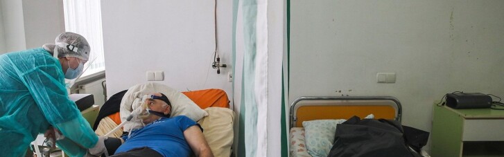 "Життя і смерть поруч, розділені фіранкою": унікальні фото з COVID-лікарні в Коломиї