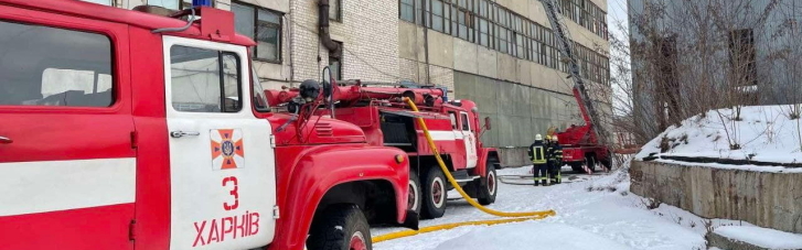 У Харкові 20 рятувальників гасили пожежу на заводі (ФОТО)