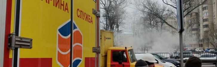 В Киеве вода из поврежденной теплосети затопила подземный переход (ФОТО)