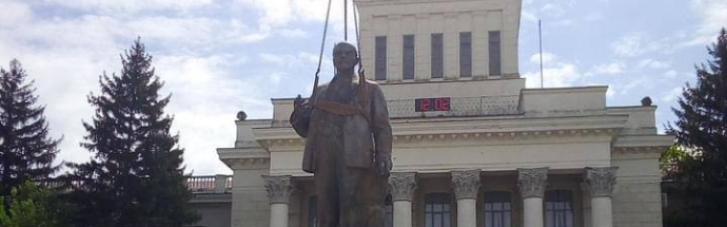 Мітять територію: У Новій Каховці російські окупанти встановили пам’ятник Леніну (ФОТО)