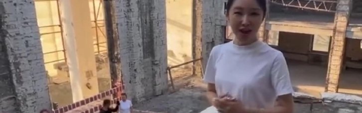 Китаянка заспівала "Катюшу" на руїнах драмтеатру у Маріуполі: МЗС ініціювало заборону на "гастролерів" із КНР