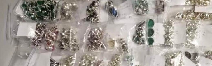 На Одеській митниці зупинили іноземця з "колекцією" срібних прикрас (ФОТО)