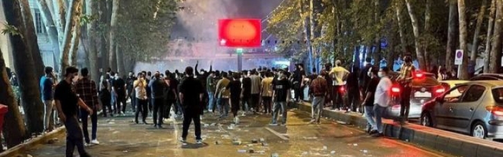 Протесты в Иране: демонстранты захватили город, женщины снимают хиджабы, силовики открывают огонь (ВИДЕО)