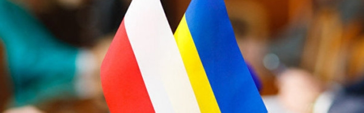 Польша направила в Украину десятки грузовиков с гуманитаркой