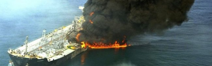 Экологическая катастрофа: У берегов Нигерии вспыхнуло судно с нефтью (ВИДЕО)