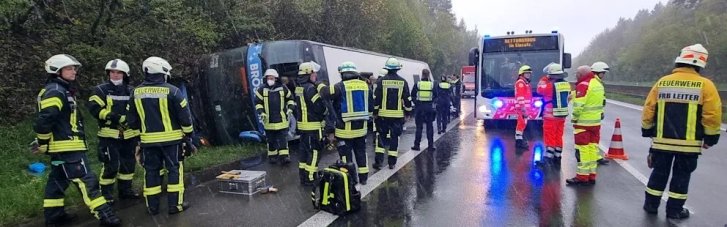 В Німеччині автобус зі школярами вилетів в кювет: десятки постраждалих