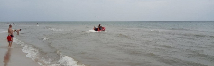 На Херсонщині матрац з батьком і сином винесло в море: дитина загинула, дорослого ще шукають