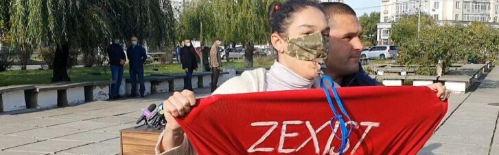 Активістка Femen задерла спідницю перед Зеленським (ФОТО, ВІДЕО 18+)