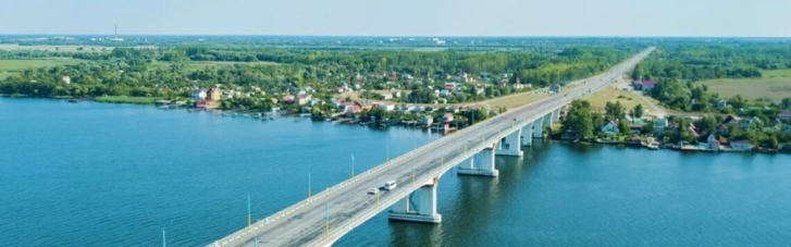 Не відремонтували: росіяни закладають дірки в Антонівському  мості плитами