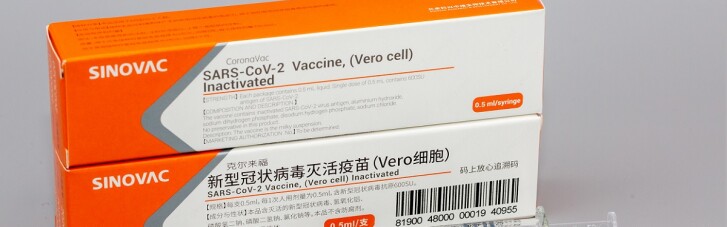 До України вже летить перша партія китайської вакцини Sinovac